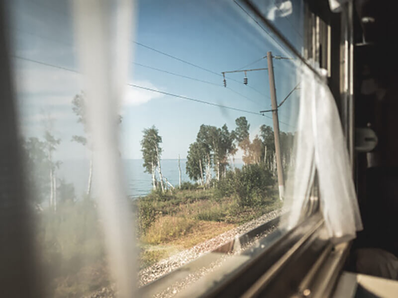 Вид на побережье через окно поезда.